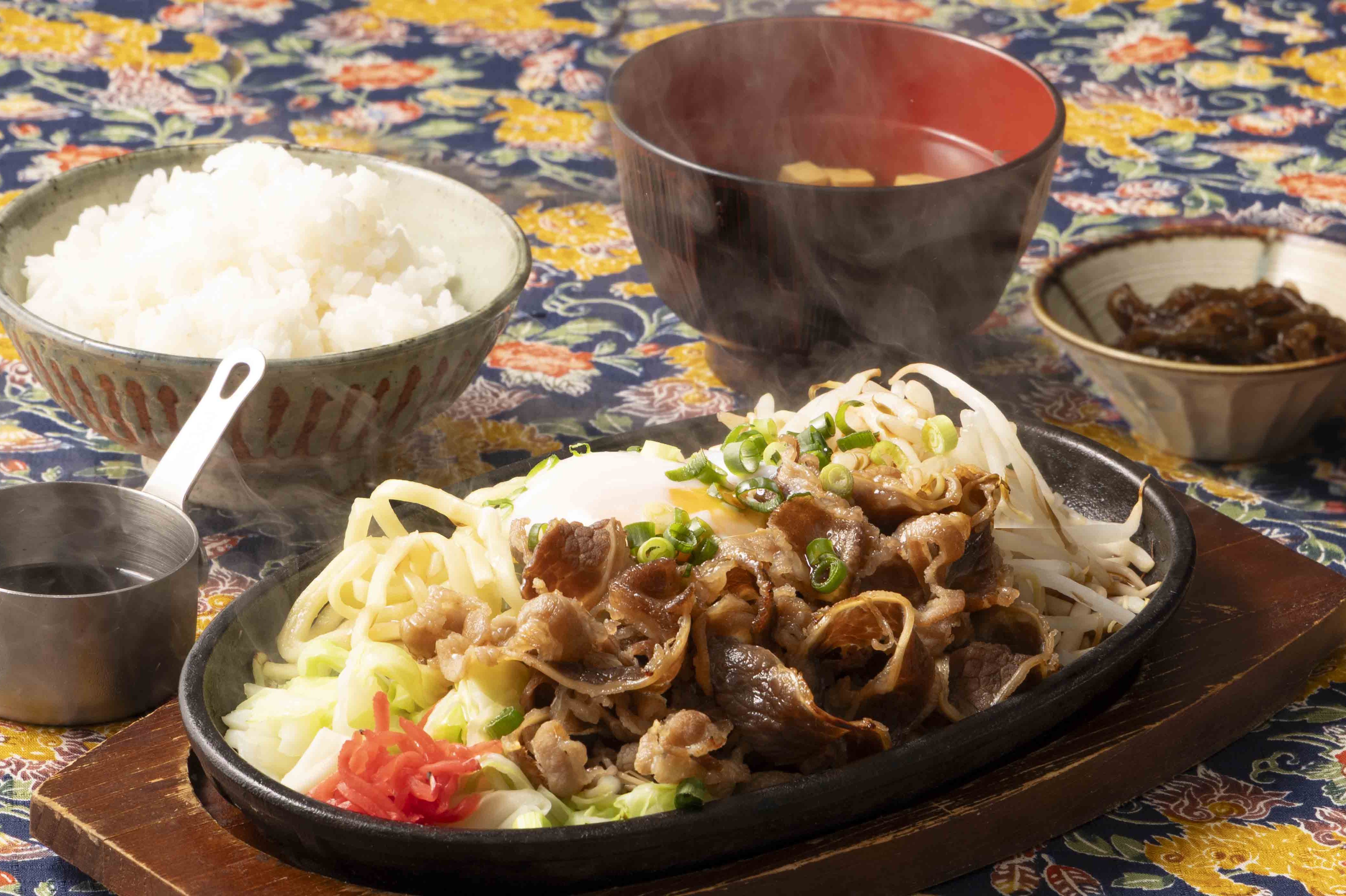 【季節限定】鉄板から広がる食欲そそる香り、沖縄スタミナ定食が新登場！
