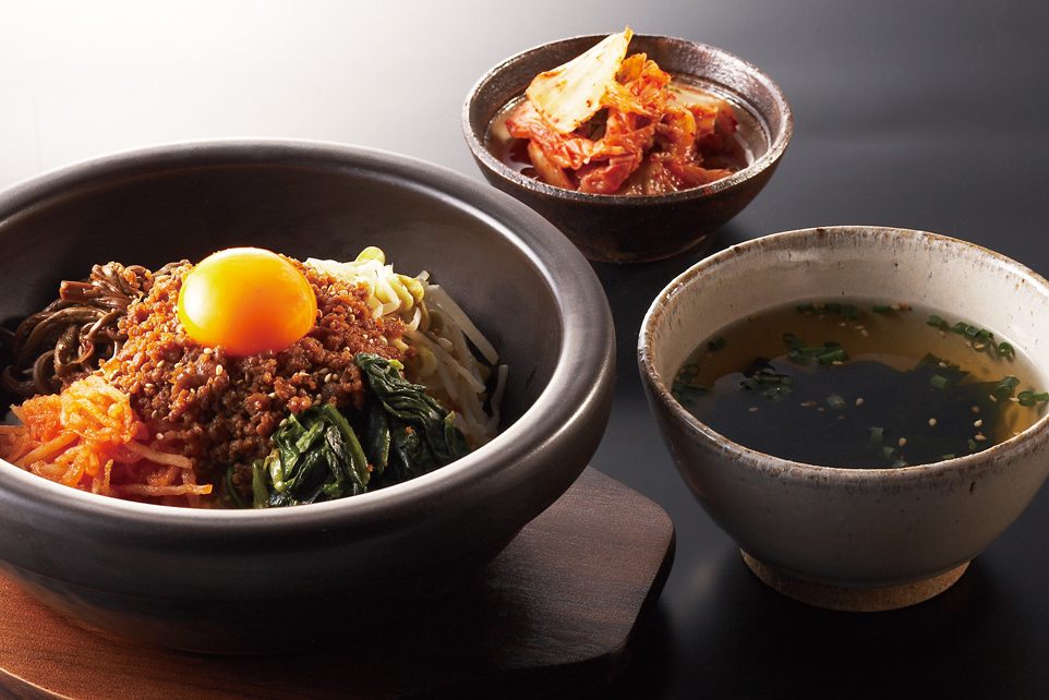 【おすすめランチセット】焼肉とともに楽しむ、熱々の石焼ビビンバ