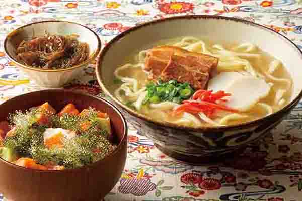 【期間限定】プチプチ食感が楽しい「海ぶどう丼と沖縄そばのセット」がオンメニュー