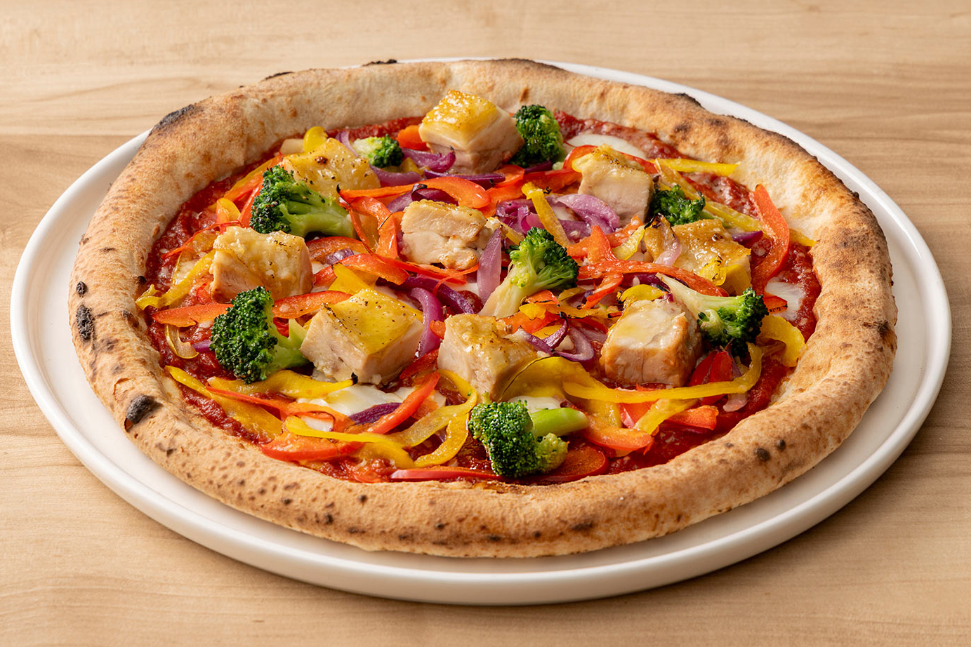 【新登場】冬のひと時を彩るごちそう──「旨み溢れるローストチキンのピッツァ」
