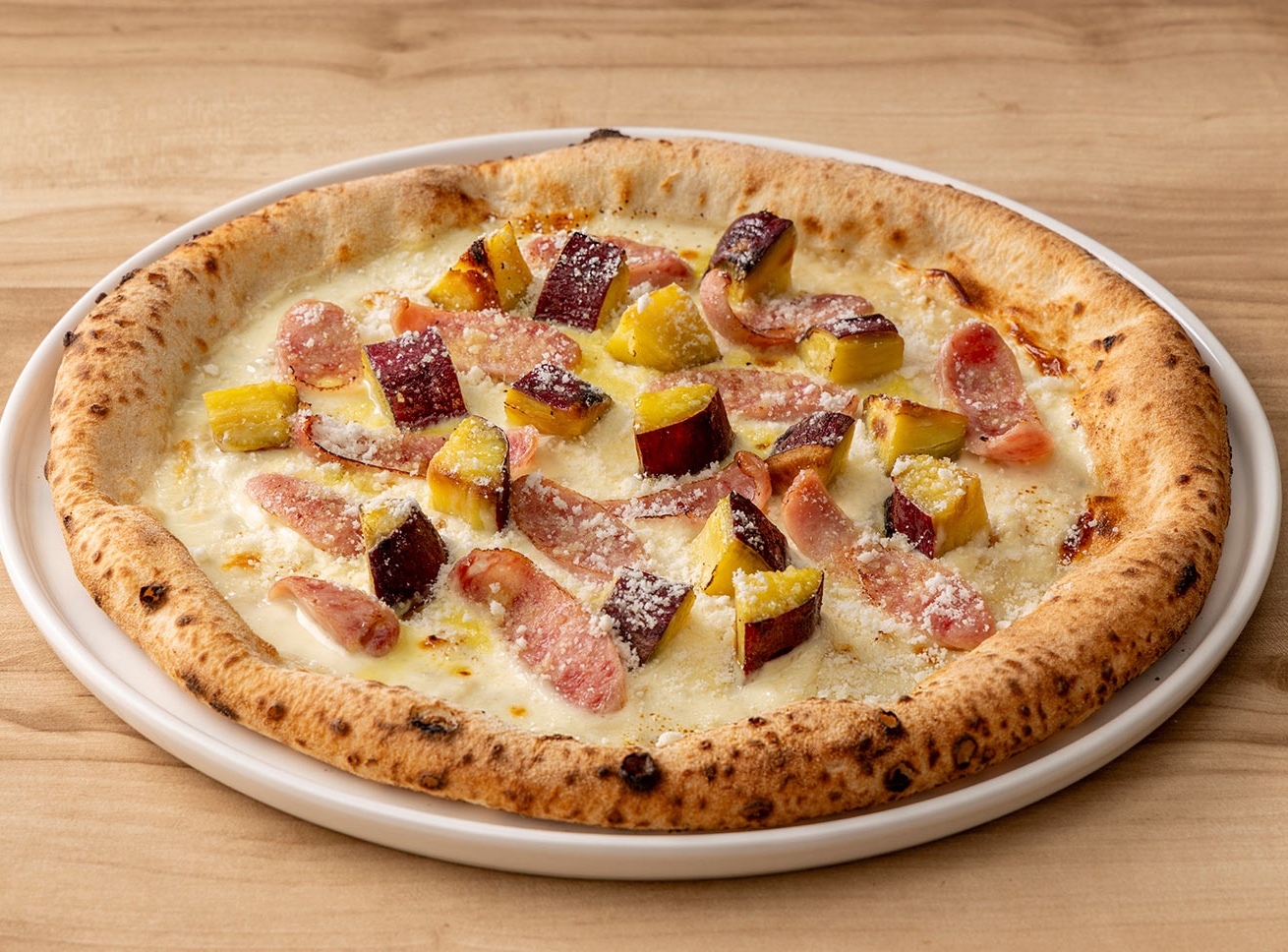 【新登場】甘みと塩味、雪のようなチーズが織りなす──「焼き芋とイベリコ豚ソーセージのピッツァ」