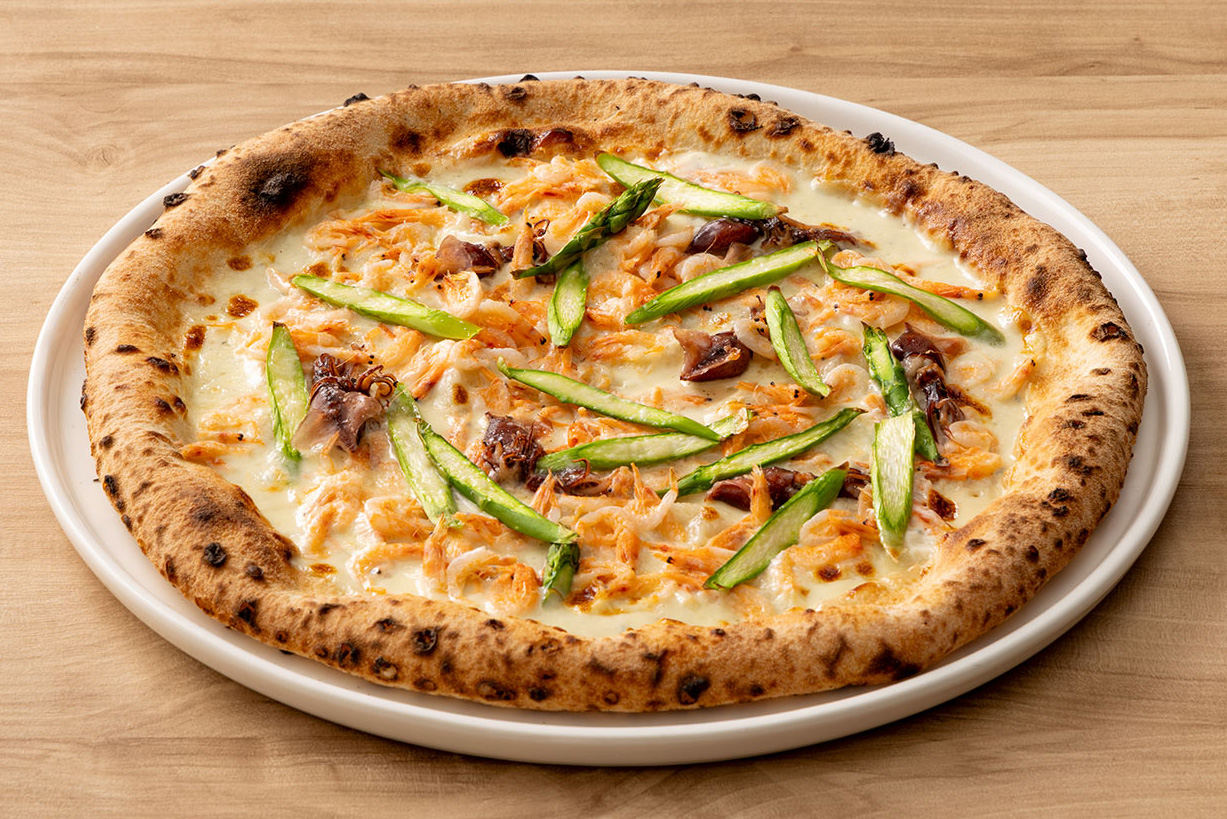 【新登場】春の色彩と磯の香りが躍る──「桜えび、アスパラとホタルイカのピッツァ」