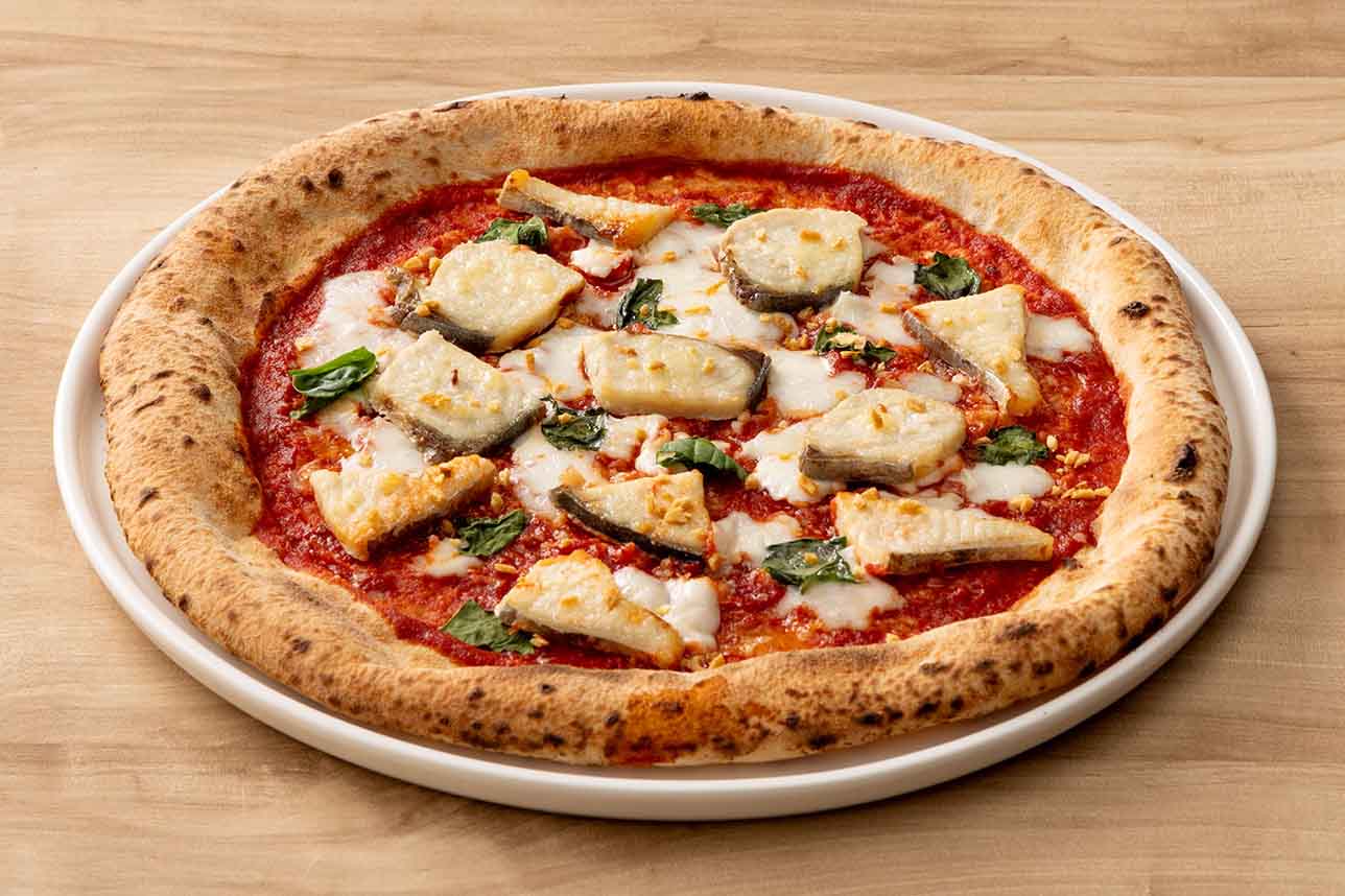 【新登場】春を告げる鰆の旨みとチーズの共演──「鰆とモッツァレラのピッツァ」